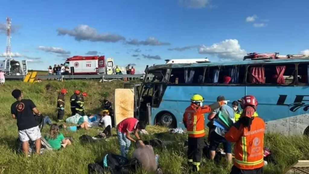Ônibus com 9 multas capota na Castello Branco (SP-280) e deixa ao menos 20 feridos