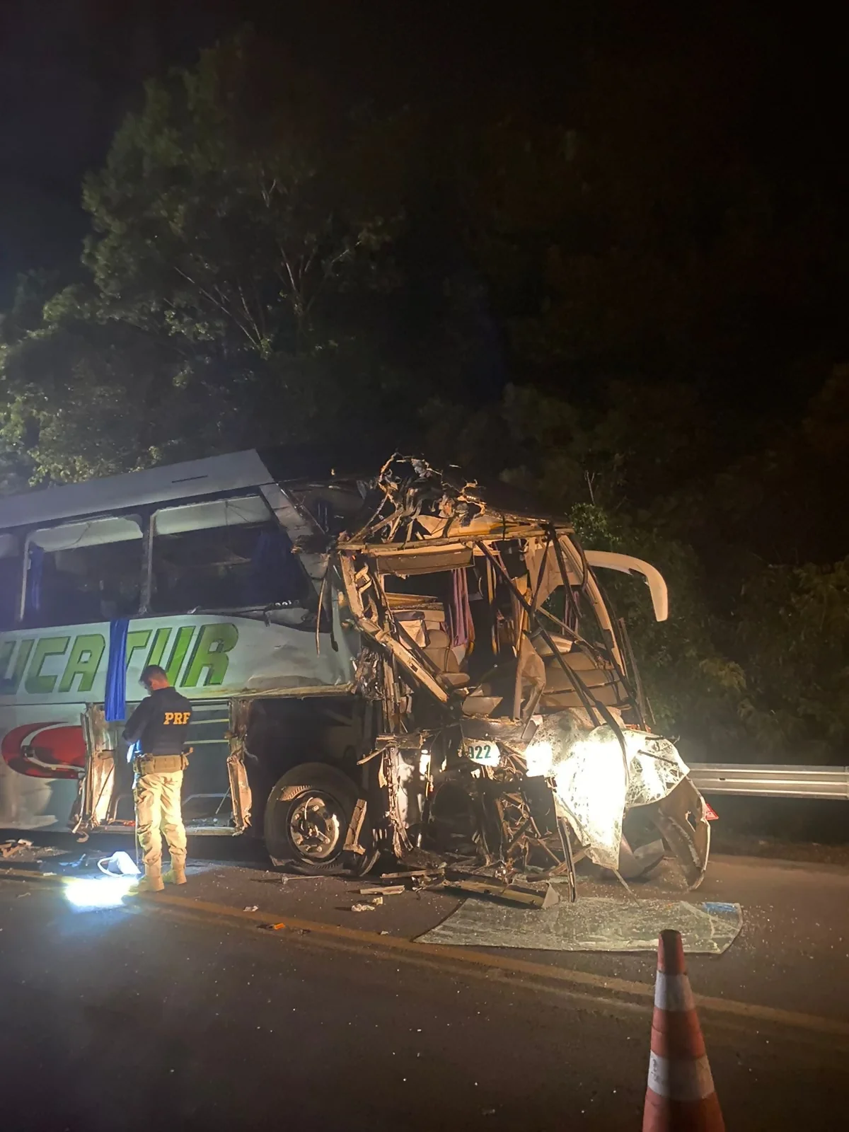 Adolescente morre em acidente entre ônibus da Eucatur e carreta na BR-386, no RS