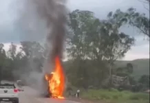 Ônibus da São José pega fogo na BR-040, em Nova Lima (MG)