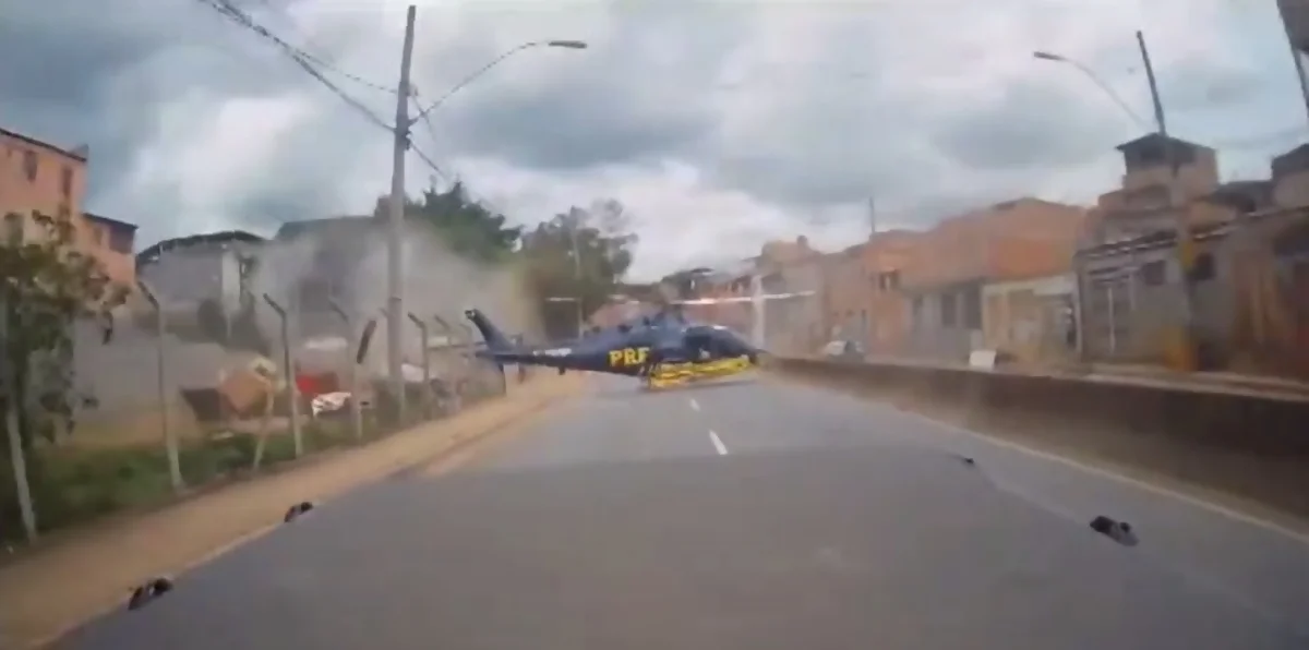 VÍDEO: Helicóptero da PRF faz pouso de emergência, em BH, durante socorro à vítima