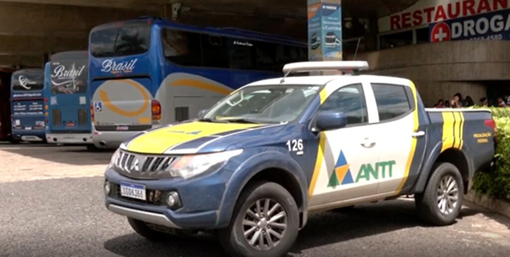 ANTT apreende três ônibus clandestinos, em Uberlândia (MG)