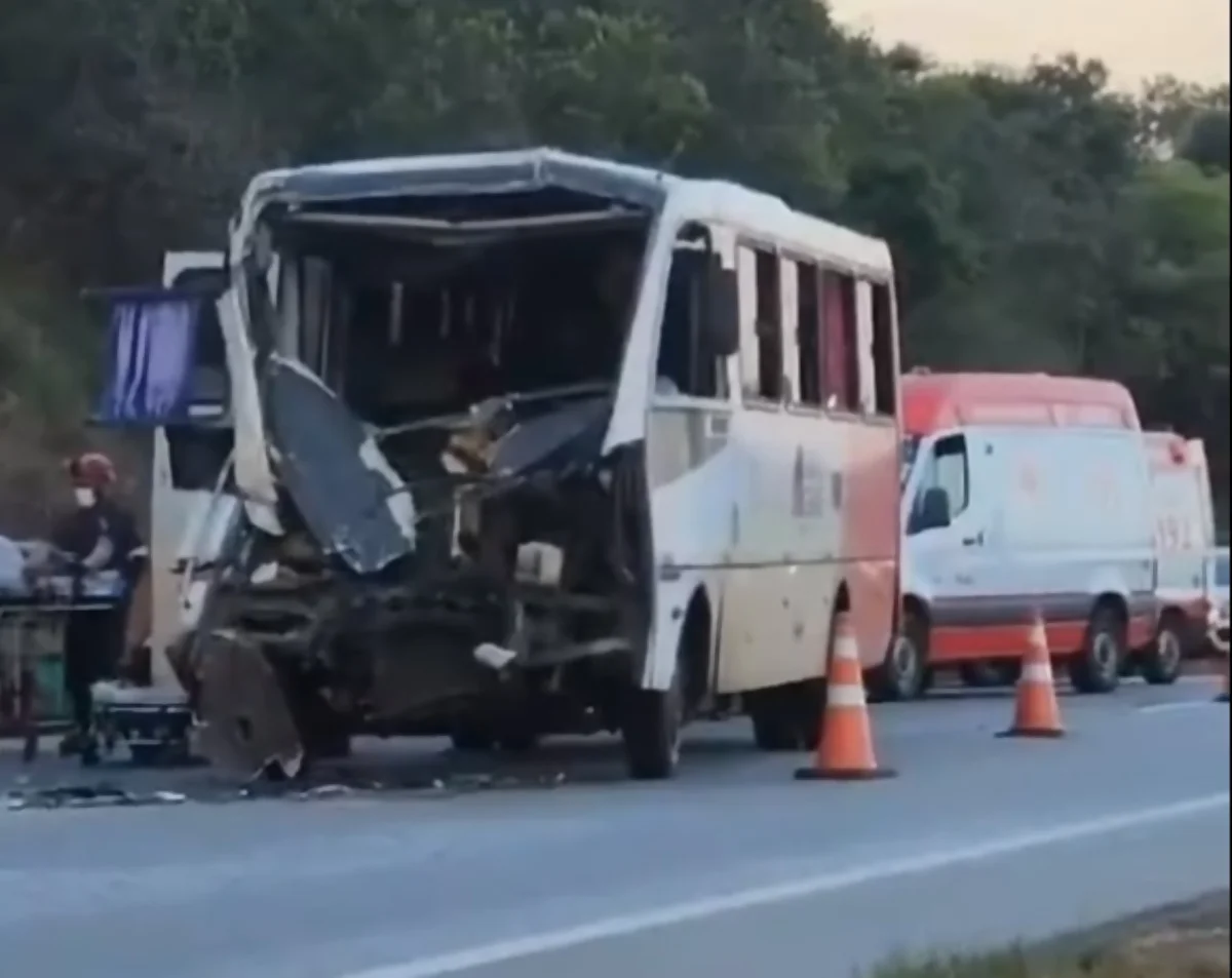 Micro-ônibus com pacientes colide em carreta na BR-262/MG e deixa feridos