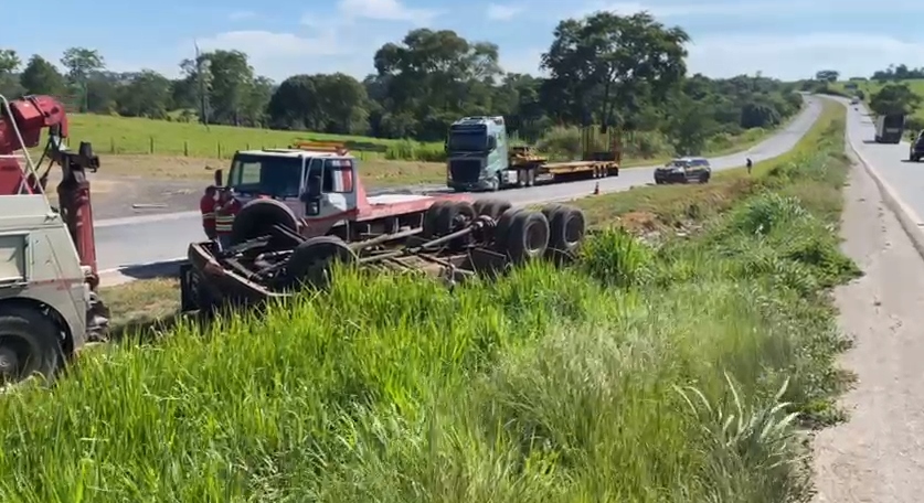 VÍDEO: Caminhão tomba na BR-153/GO e deixa dois homens mortos