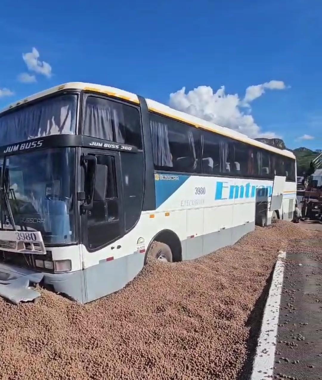 Ônibus da Emtram perde freio e tem R$ 18 mil de multas por excesso de peso
