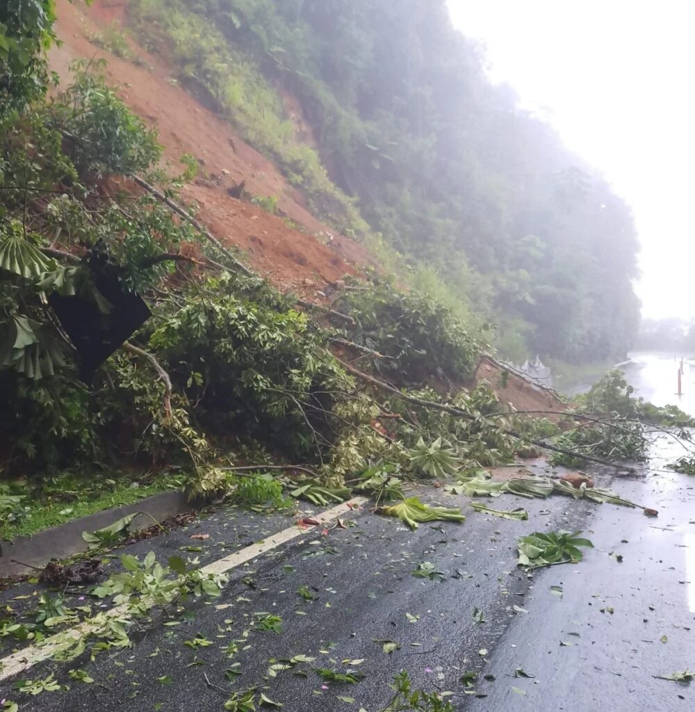 Rodovia dos Tamoios (SP-099) tem queda de talude na Serra Antiga
