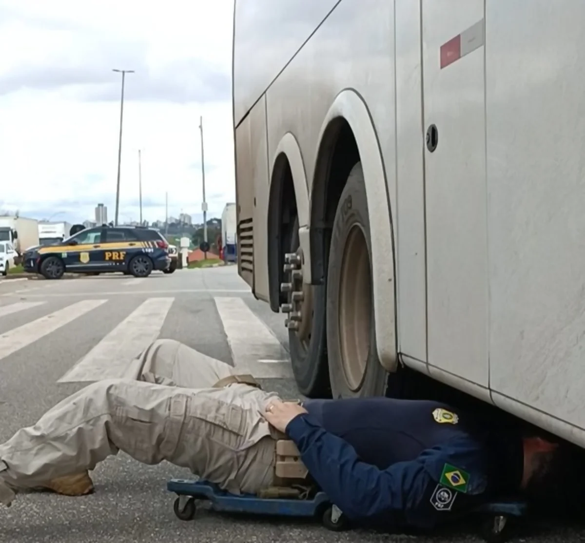 Fiscalização apreende ônibus clandestino com problemas no freio na BR-381, em Minas