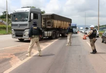 Fiscalização de caminhões em rodovia de Minas Gerais