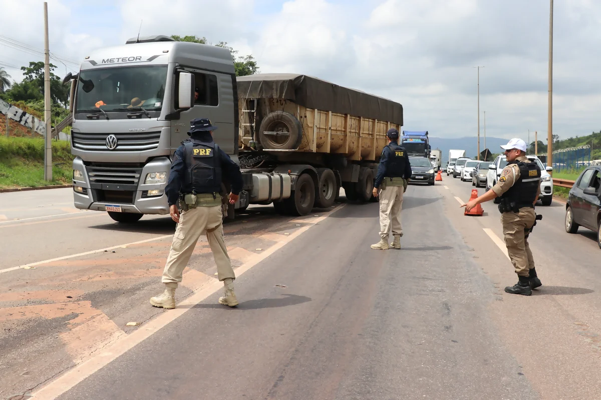 Fiscalização de caminhões em rodovia de Minas Gerais