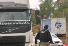 Caminhoneiro é flagrado com "rebites" na BR-101, em Cristinápolis (SE)