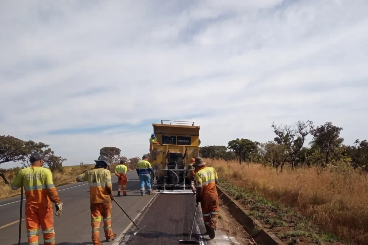 Manutenção de pavimento é feito nas estradas do Triângulo Mineiro, nesta semana