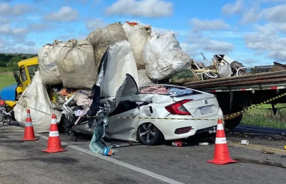 Pai, mãe, filho e cunhado morrem em acidente de caminhão com Civic na BR-116