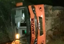 VÍDEO: Ônibus da Amatur tomba na BR-319/AM e deixa feridos