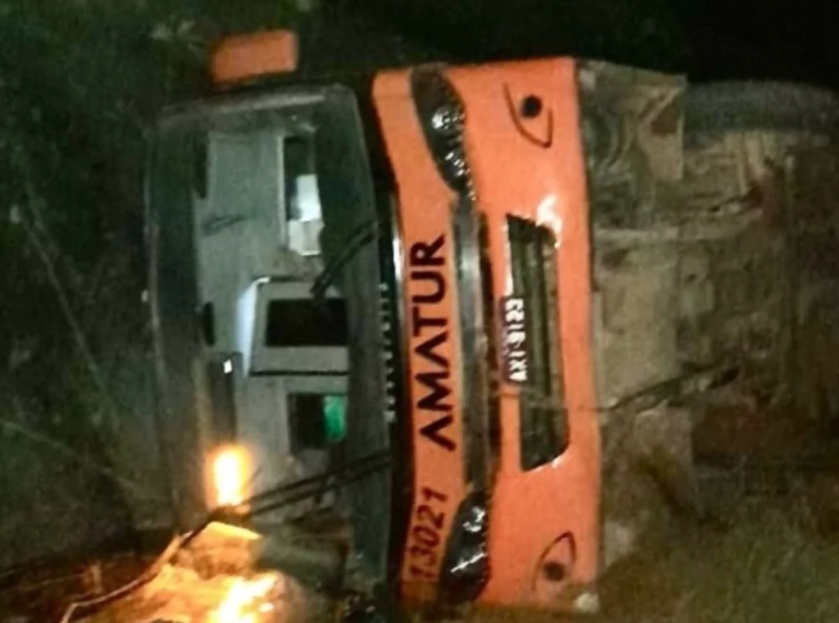 VÍDEO: Ônibus da Amatur tomba na BR-319/AM e deixa feridos