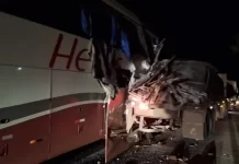 Ônibus bate na traseira de carreta na BR-364/MT e deixa 21 feridos, em Jaciara
