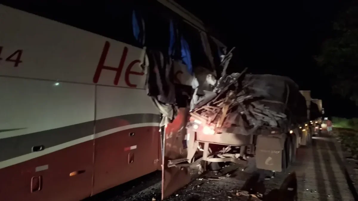 Ônibus bate na traseira de carreta na BR-364/MT e deixa 21 feridos, em Jaciara