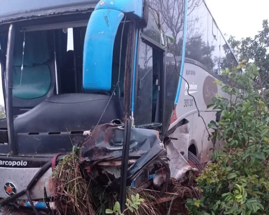 Colisão entre ônibus e Fiat Uno mata um homem na BR-365/MG, em João Pinheiro (MG), na madrugada desse sábado (6).