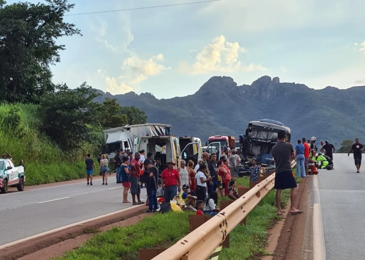 VÍDEO: Ônibus e caminhão colidem na Serra de Igarapé, na BR-381/MG