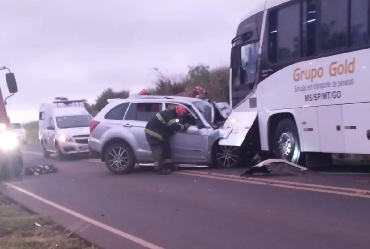 Colisão frontal de carro com ônibus em estrada vicinal de SP deixa um morto