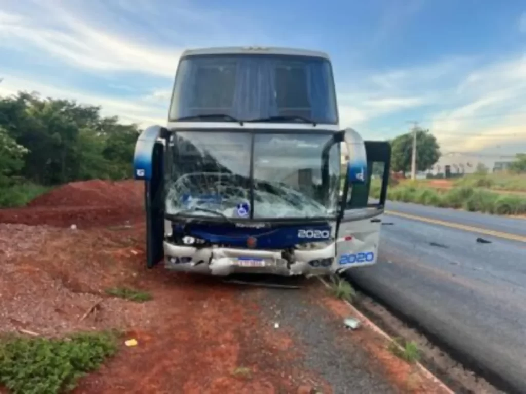 Colisão de carro com ônibus deixa duas mortes, em Montes Claros (MG)