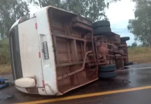 Acidente com micro-ônibus na SP-272 deixa 14 trabalhadores rurais feridos