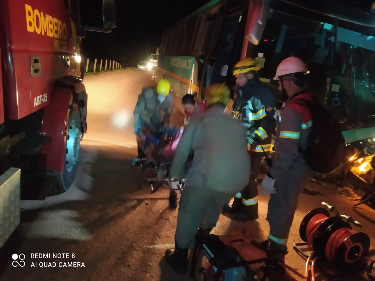 Colisão entre ônibus e carro deixa feridos em Minaçu (GO)