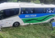 Ônibus capota na BR-101, em Itaguaí (RJ), e deixa 25 feridos
