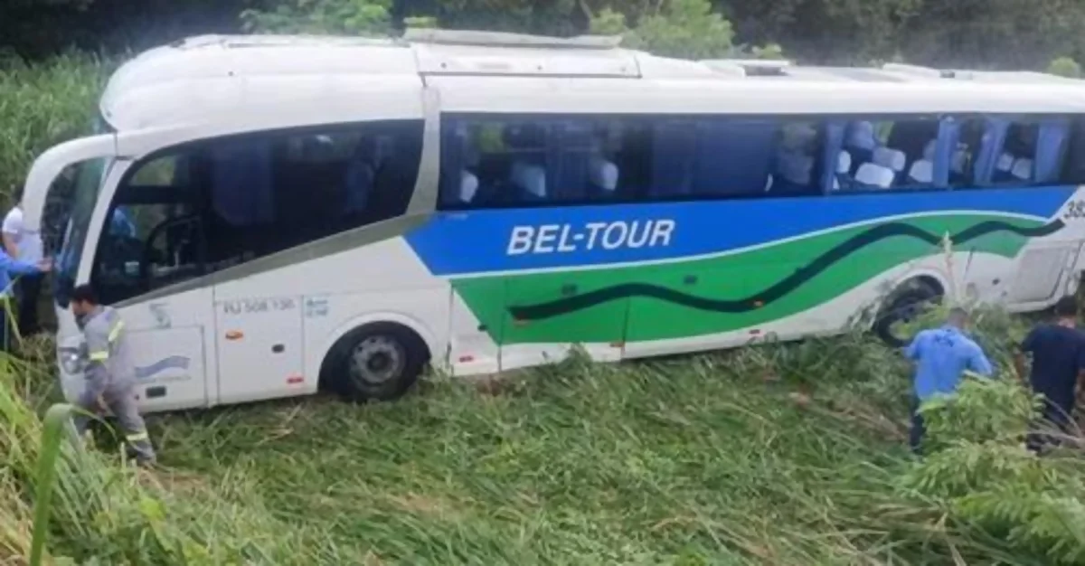Ônibus capota na BR-101, em Itaguaí (RJ), e deixa 25 feridos