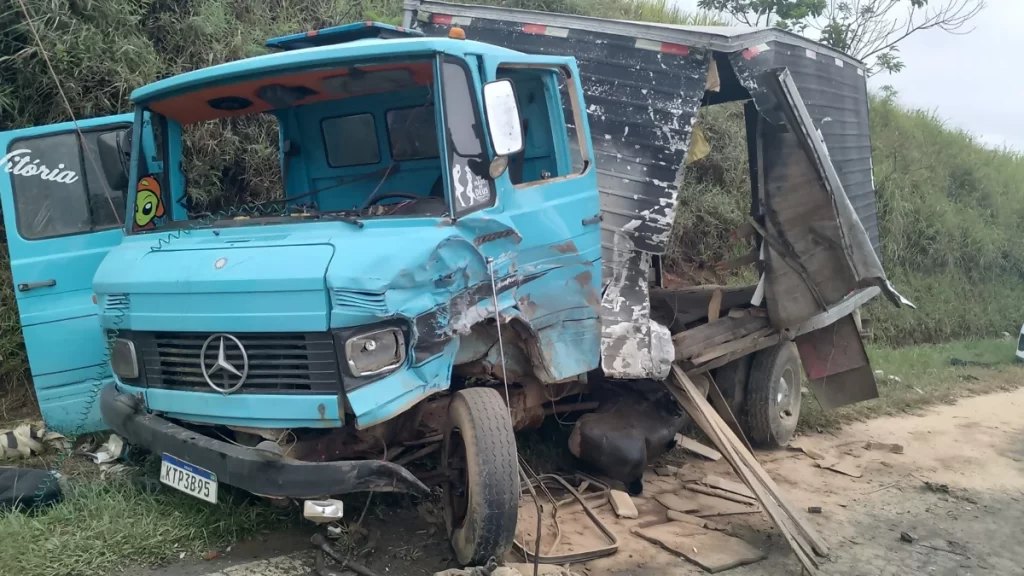 Camionete da Defesa Civil e ônibus se envolvem em acidente na BR-267/MG e deixa feridos