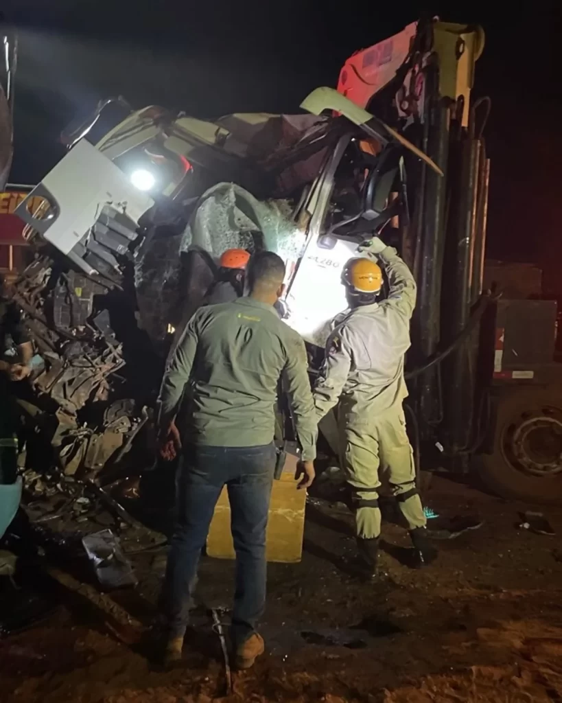 Colisão frontal de ônibus com caminhão-munck deixa feridos na MS-164
