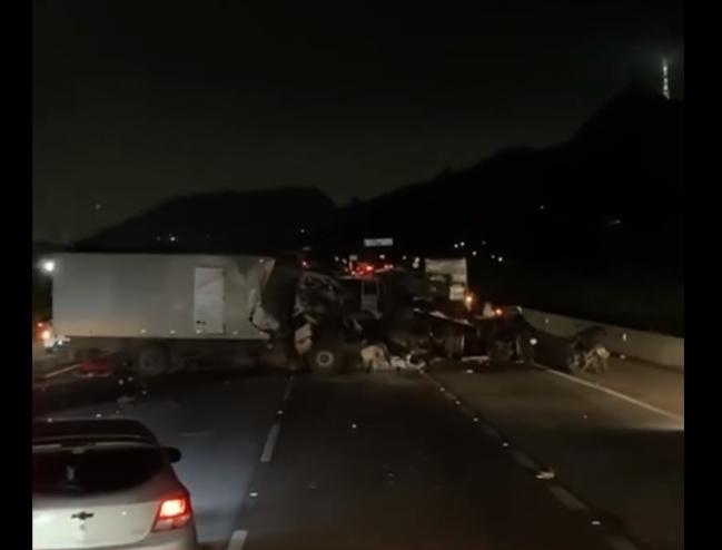 Acidente entre caminhões na Bandeirantes (SP-348) mata duas pessoas