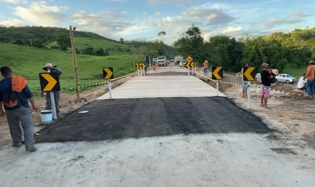 Liberada ao tráfego a ponte provisória na MG-105, entre Crisólita e Águas Formosas