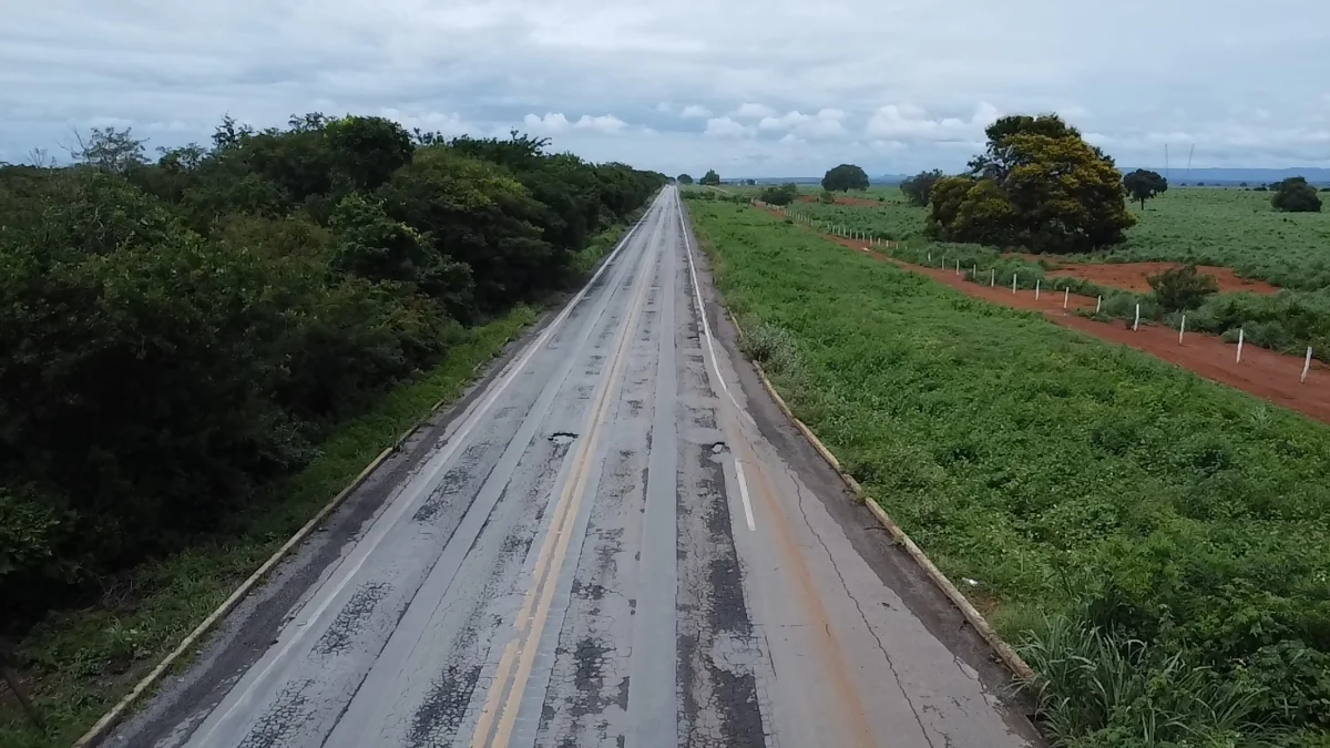Trecho da MGC-122 recebe obras de recuperação do pavimento, em Janaúba