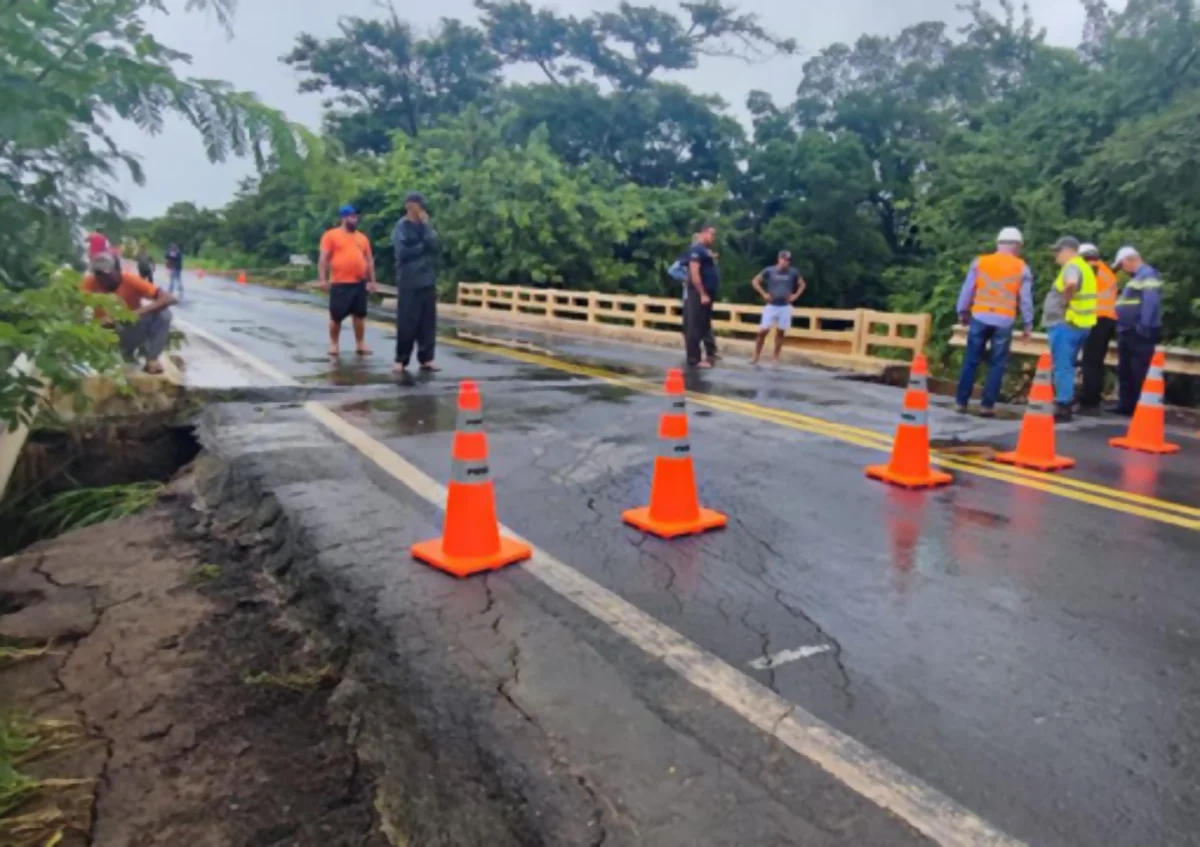 Ponte do Rio Caititu bloqueada na MGC-122 deve ser liberada nesta segunda (26)