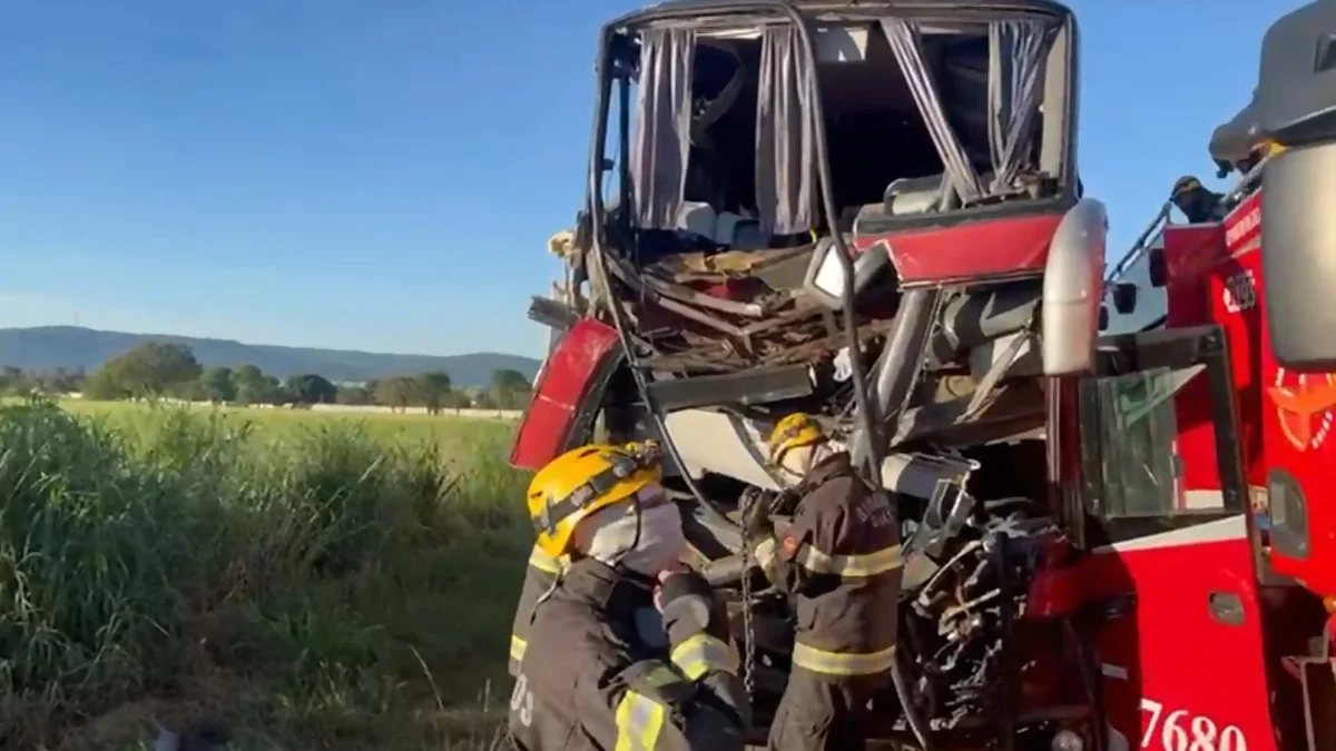 Acidente com ônibus e carreta-tanque na BR-060 deixa 18 feridos, em Goiás