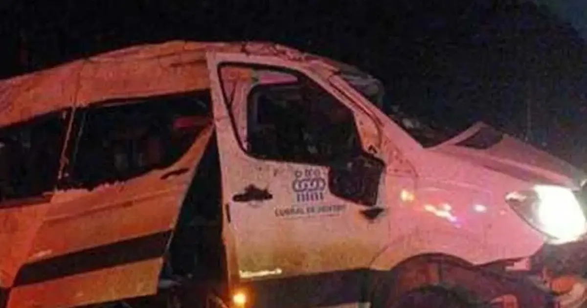 Colisão entre van e caminhão mata quatro estudantes na BR-116/BA