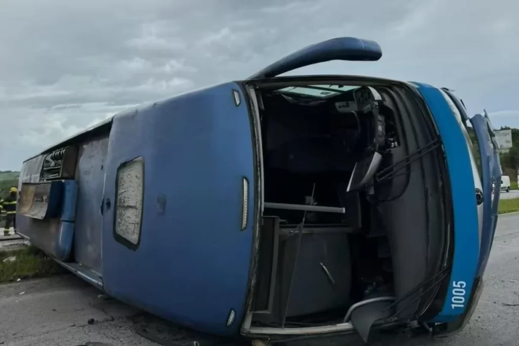 Ônibus tomba na BR-381 e deixa 18 pessoas feridas, em Oliveira (MG)