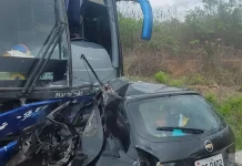 Homem morre em colisão de carro com ônibus na BR-423, em Alagoas
