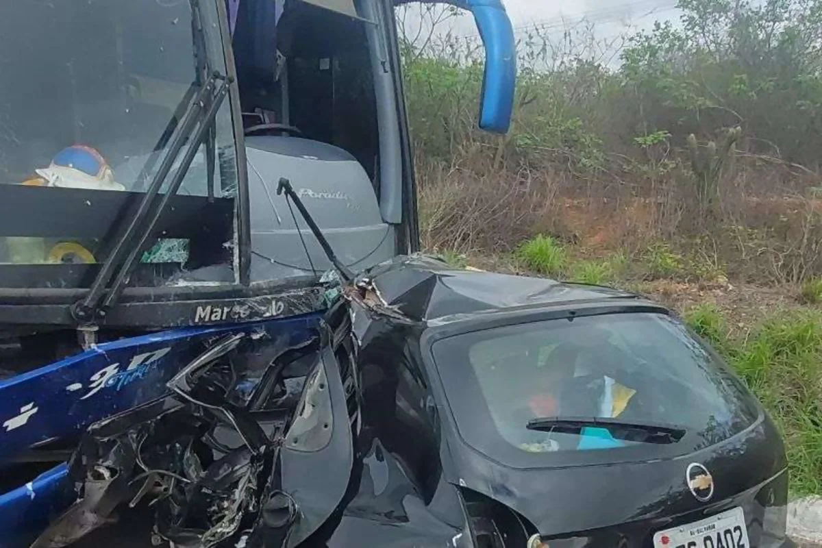 Homem morre em colisão de carro com ônibus na BR-423, em Alagoas