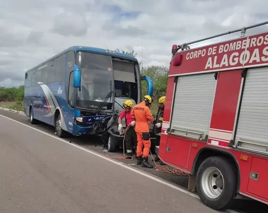 TRISTEZA: Homem morre em colisão de carro com ônibus na BR-423, em Alagoas. Foto: Reprodução/Redes Sociais