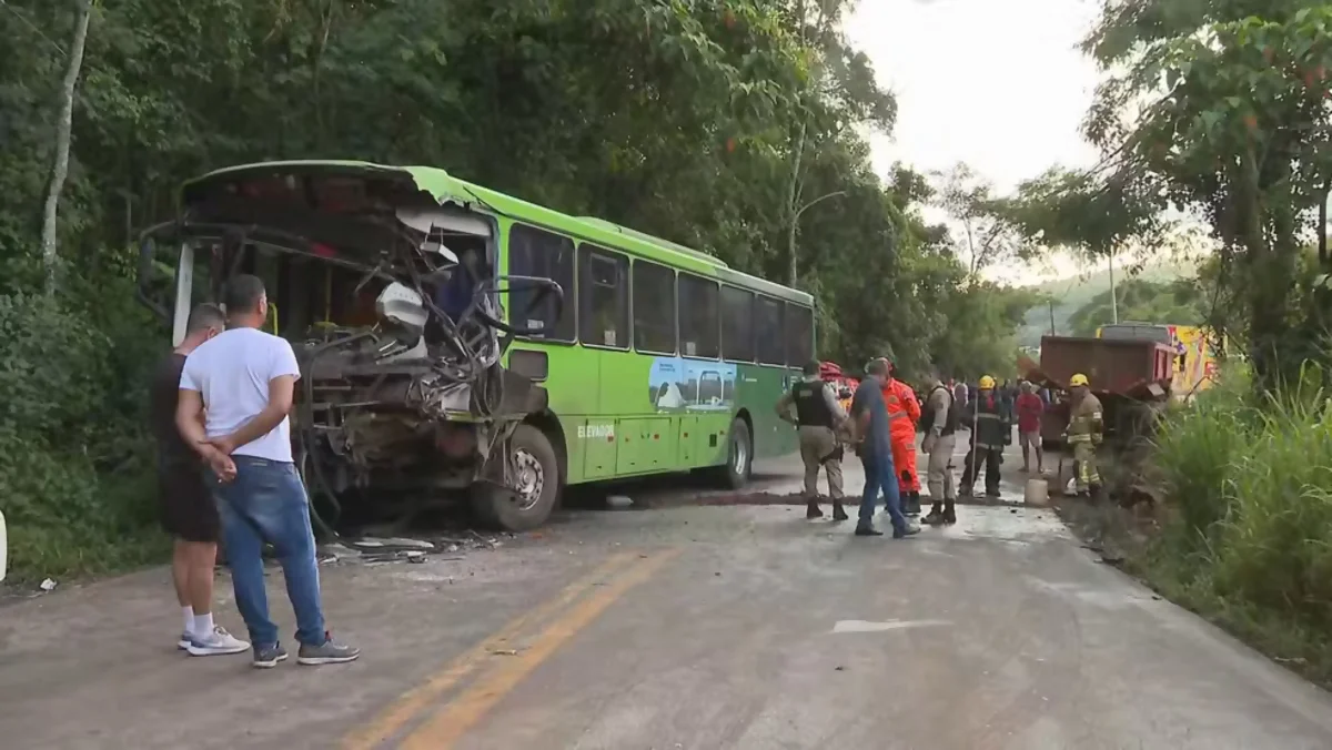 Motorista de ônibus metropolitano morre em colisão com carreta na MG-435, em Caeté