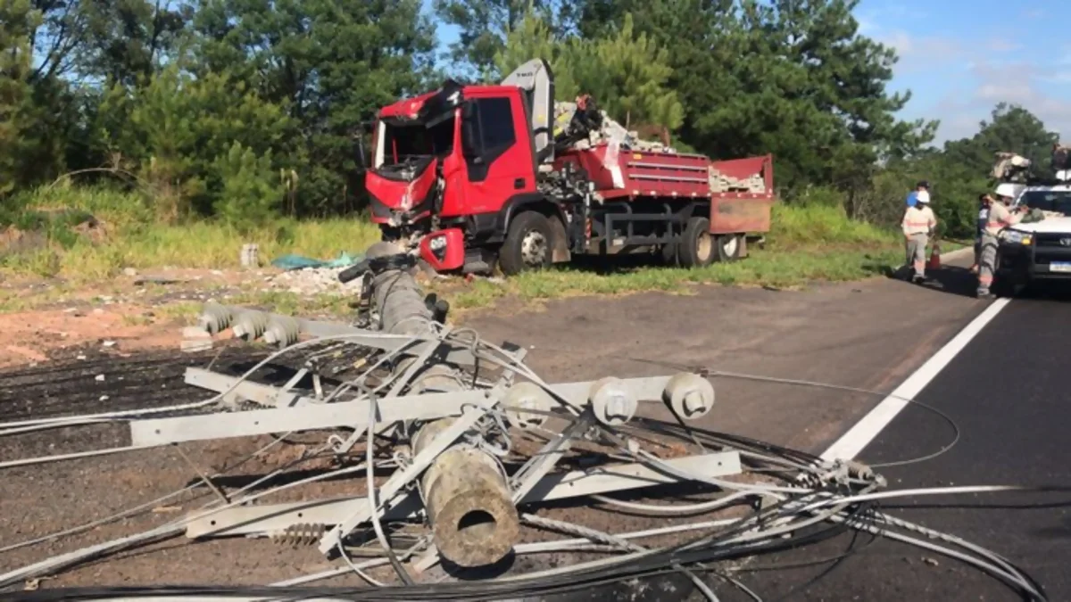 Caminhão derruba poste na RS-122 e causa lentidão, em São Sebastião do Caí (RS)