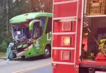 Ônibus da Catarinense colide com carreta e ao menos 11 pessoas ficam feridas