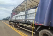PRF-MS flagra carretas tipo sider transportando cargas mal amarradas
