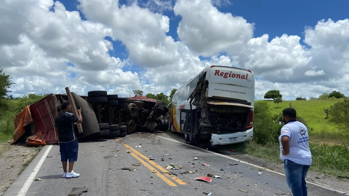 Caminhoneiro morre em acidente com ônibus da Regional na BR-116/BA
