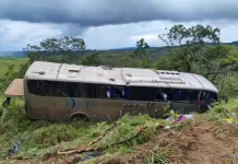 Ônibus capota na BR-365/MG e deixa feridos, em São Gonçalo do Abaeté