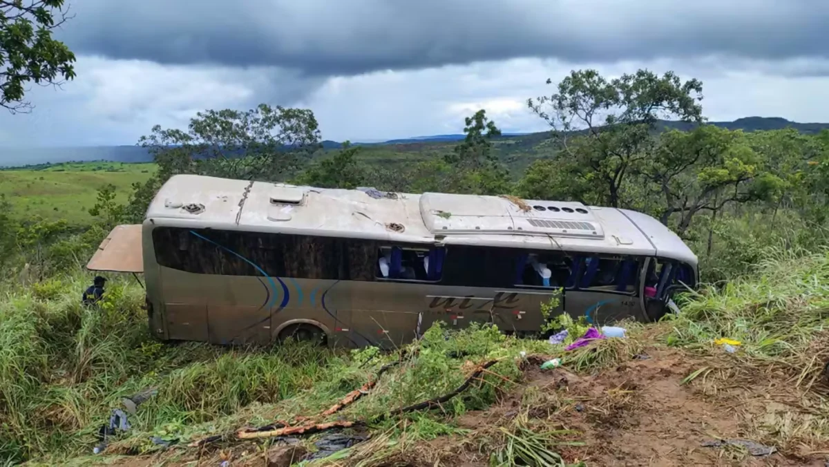 Ônibus capota na BR-365/MG e deixa feridos, em São Gonçalo do Abaeté