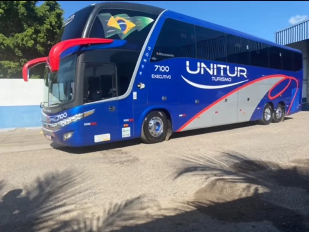 Ônibus de romeiros sai da pista e tomba na Castello Branco deixando 15 feridos
