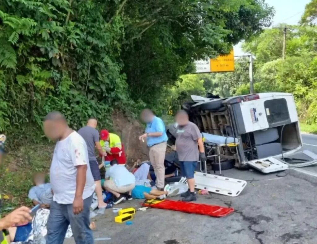 Van clandestina tomba na Via Anchieta (SP-150) e deixa 11 feridos, em Cubatão