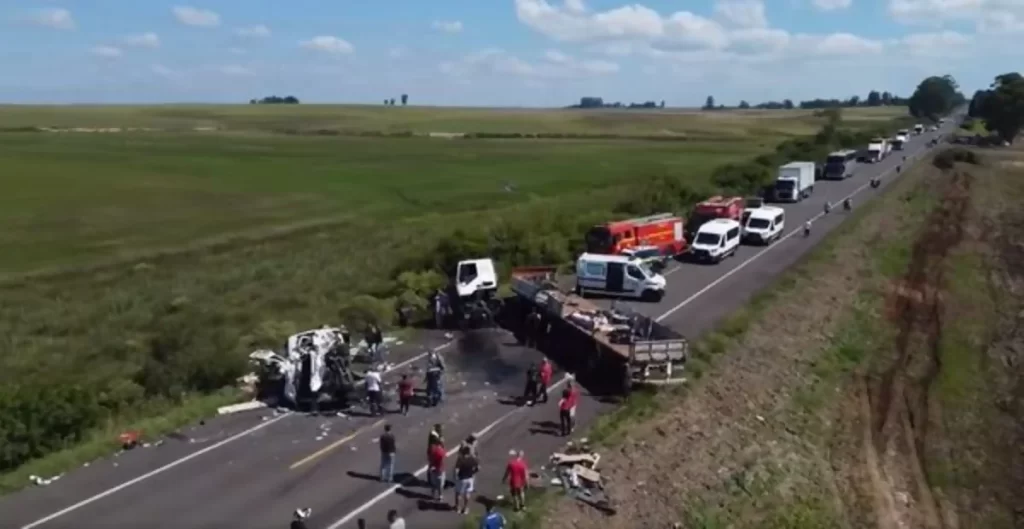 Colisão de van contra carreta na BR-158/RS deixa quatro mortos
