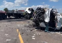 Colisão de van contra carreta na BR-158/RS deixa quatro mortos